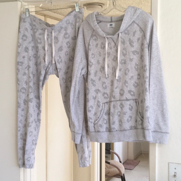 Old Navy Pants - OLD NAVY/2 TNE GRAY LEOPARD JOGGER SET